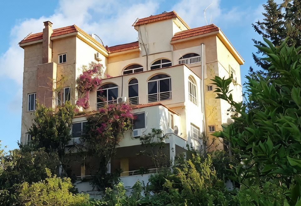 遭袭之前的露娜旅馆。