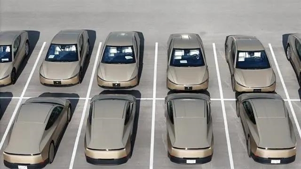 约60台特斯拉Cybercab量产版惊现得州工厂：方向盘竟然还在！