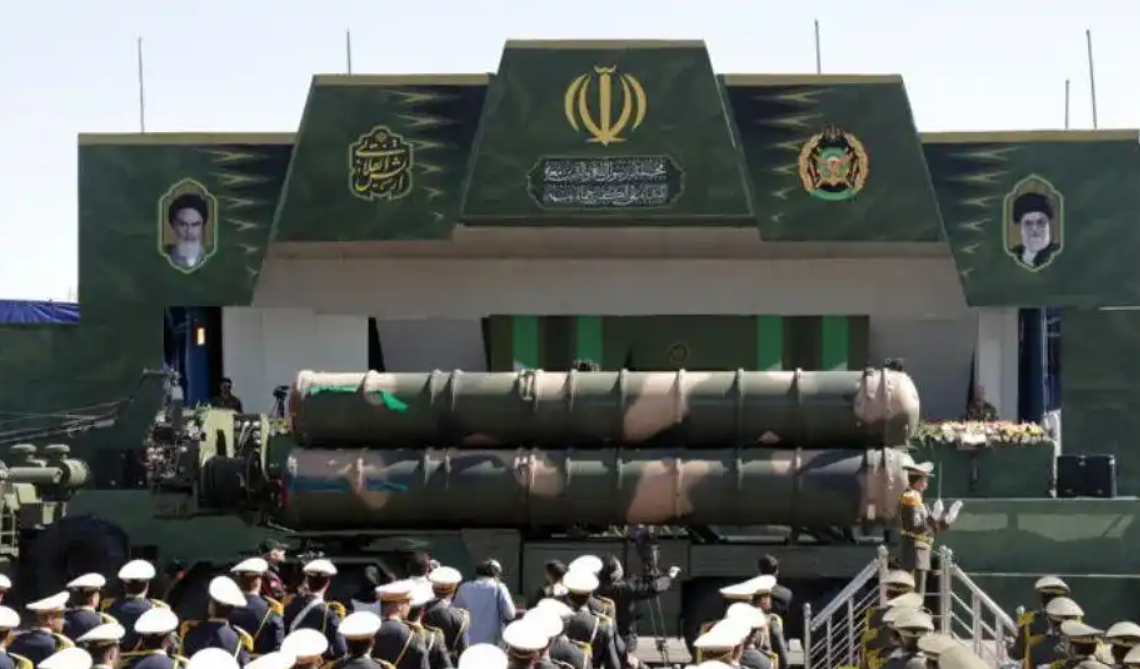 图为伊朗装备的S-300远程防空导弹。