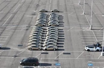 特斯拉得州工厂现身约60辆 Cybercab 量产车型：方向盘依旧保留！