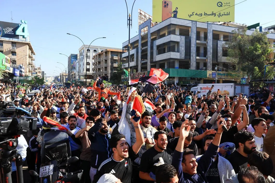 在球队锁定世界杯门票后，伊拉克人民走上巴格达街头游行庆祝。（路透社）