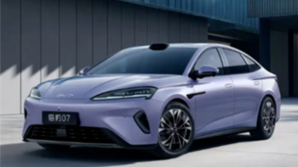 美国财长诋毁中国电动车，称其为“燃煤汽车”，引发网络舆论风暴