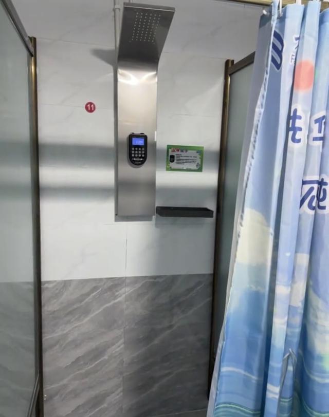 河南高校新浴室开放试用,洗浴费用透明化:每升水仅收0.045元,学生反映十分钟淋浴花费3至7元不等,学校解释依用水量计费并提供免费吹风机体验
