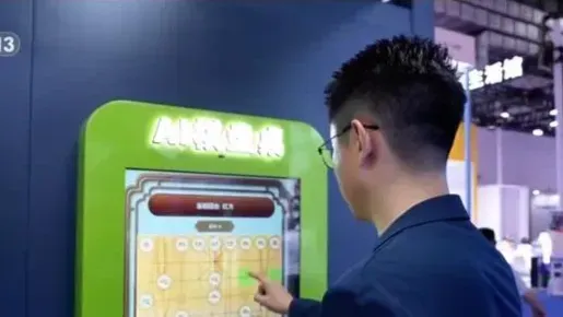 智能互动公交站登陆第六届消博会，候车时可与AI对弈健身