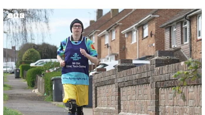 英国视障跑者挑战马拉松，将借助智能眼镜“看”到赛道、辨别方向