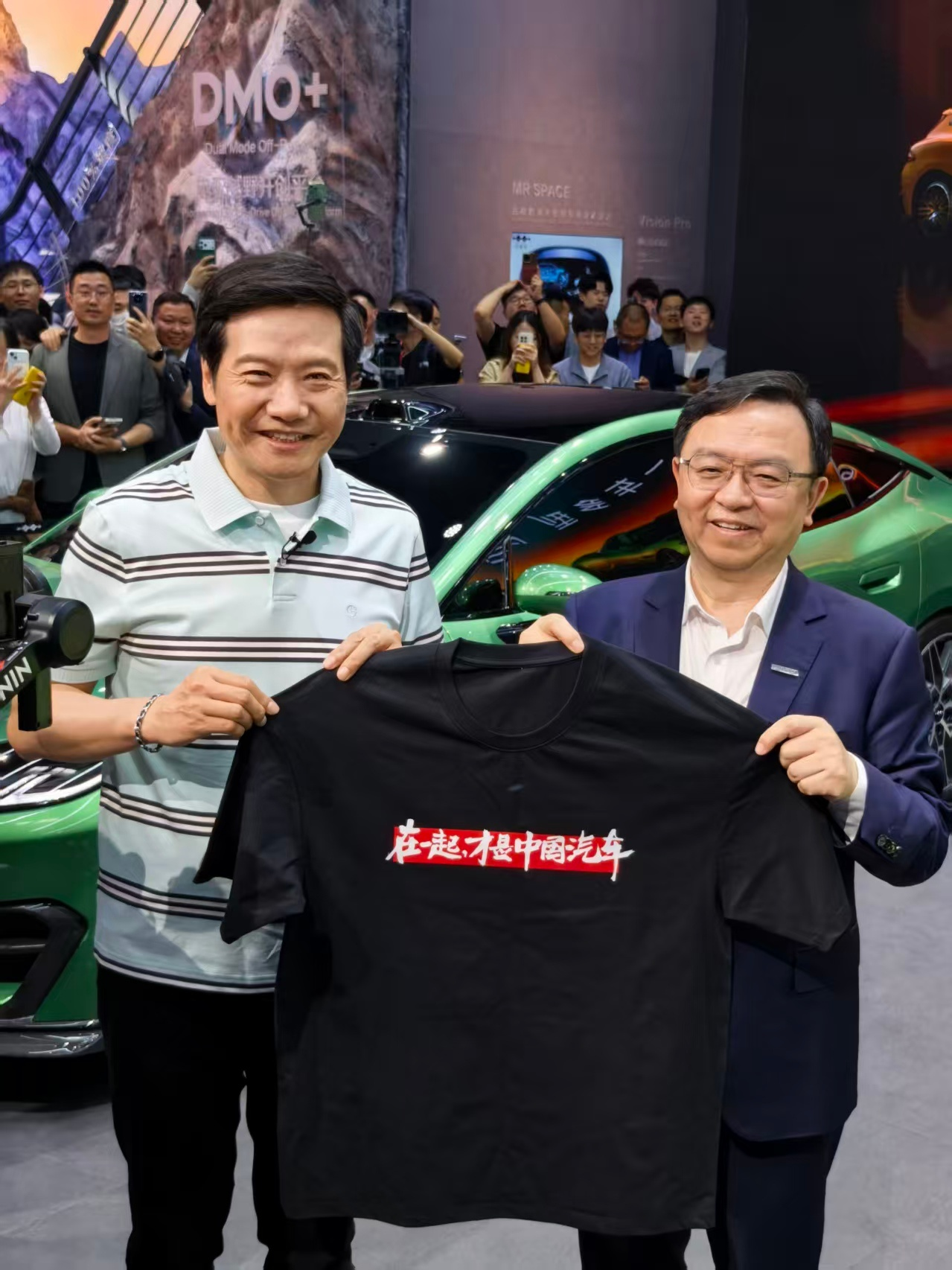 雷军赠比亚迪汽车“在一起，才是中国汽车”T恤