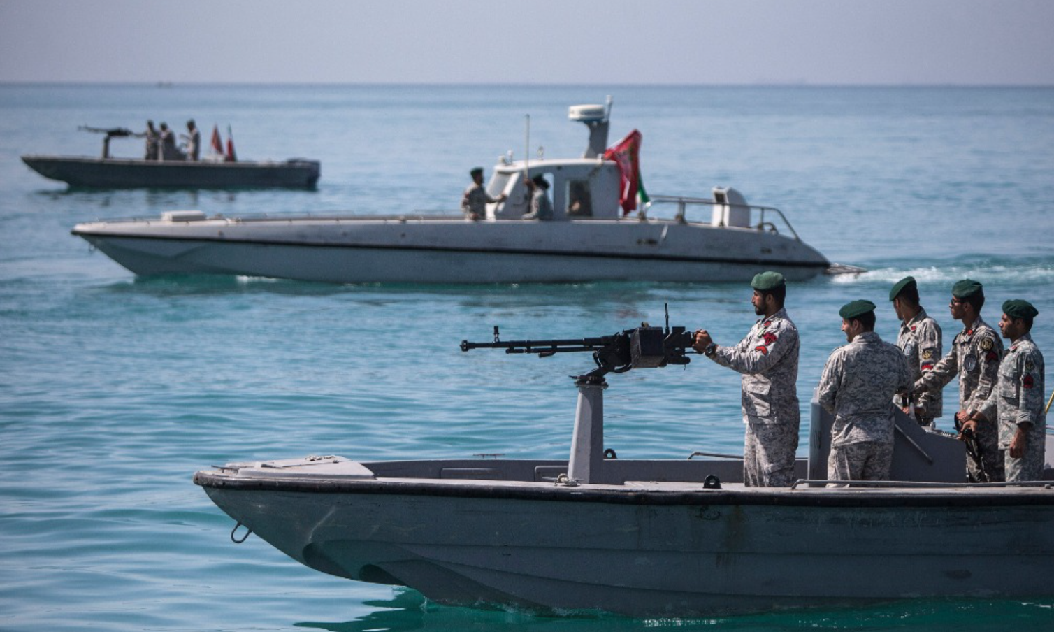 消息人士称,虽然伊朗海军大部分已被摧毁,但伊斯兰革命卫队的独立海军部队仍保留着大约一半的能力,数百艘,小型快艇和无人水面舰艇。