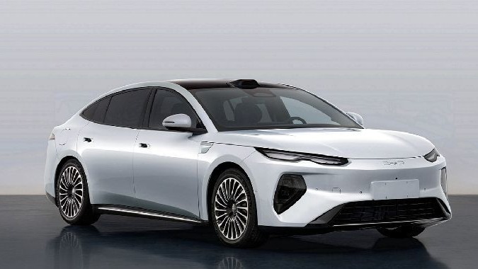 比亚迪海豹内饰细节曝光：采用百万级豪华车材质 贝母饰板搭配后排腿部支撑