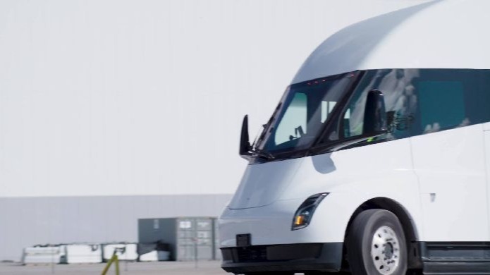 特斯拉Semi电动卡车电池布局揭秘：独特的垂直立方结构