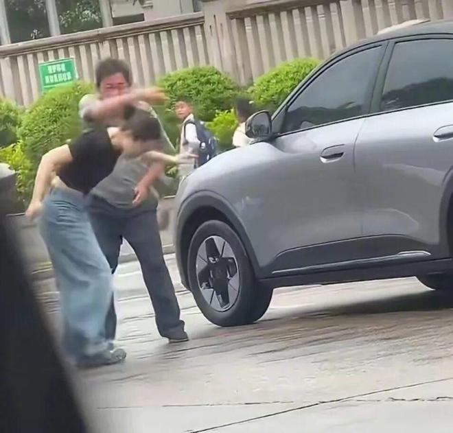 突发反转！福建女车主因踹保安致耳膜受损，遭反击惹风波保安或将面临严重后果…