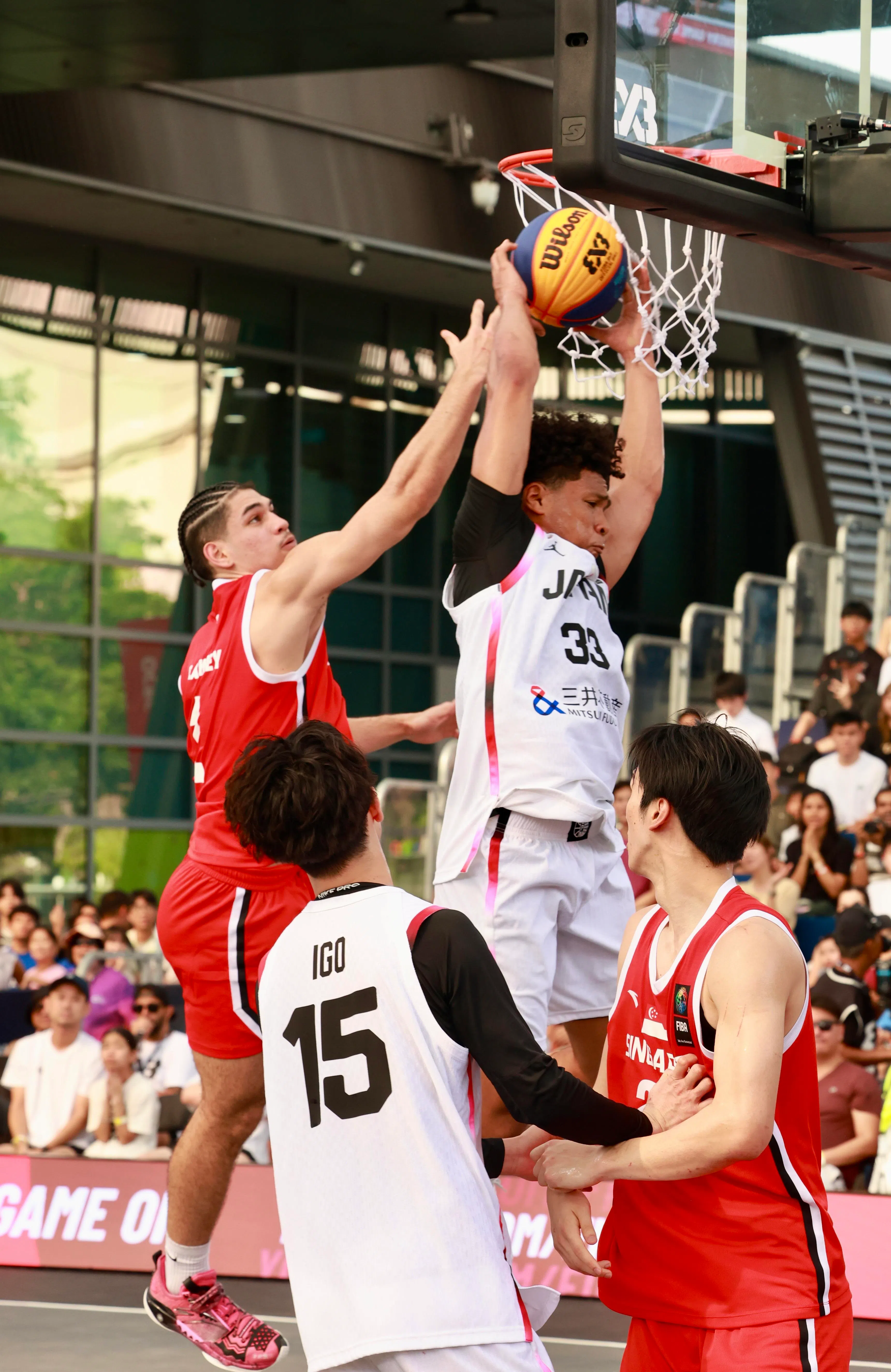 新加坡男队（红衣）在对阵日本时，虽然限制住对方的明星球员，但还是无法取得胜利。（邝启聪摄）