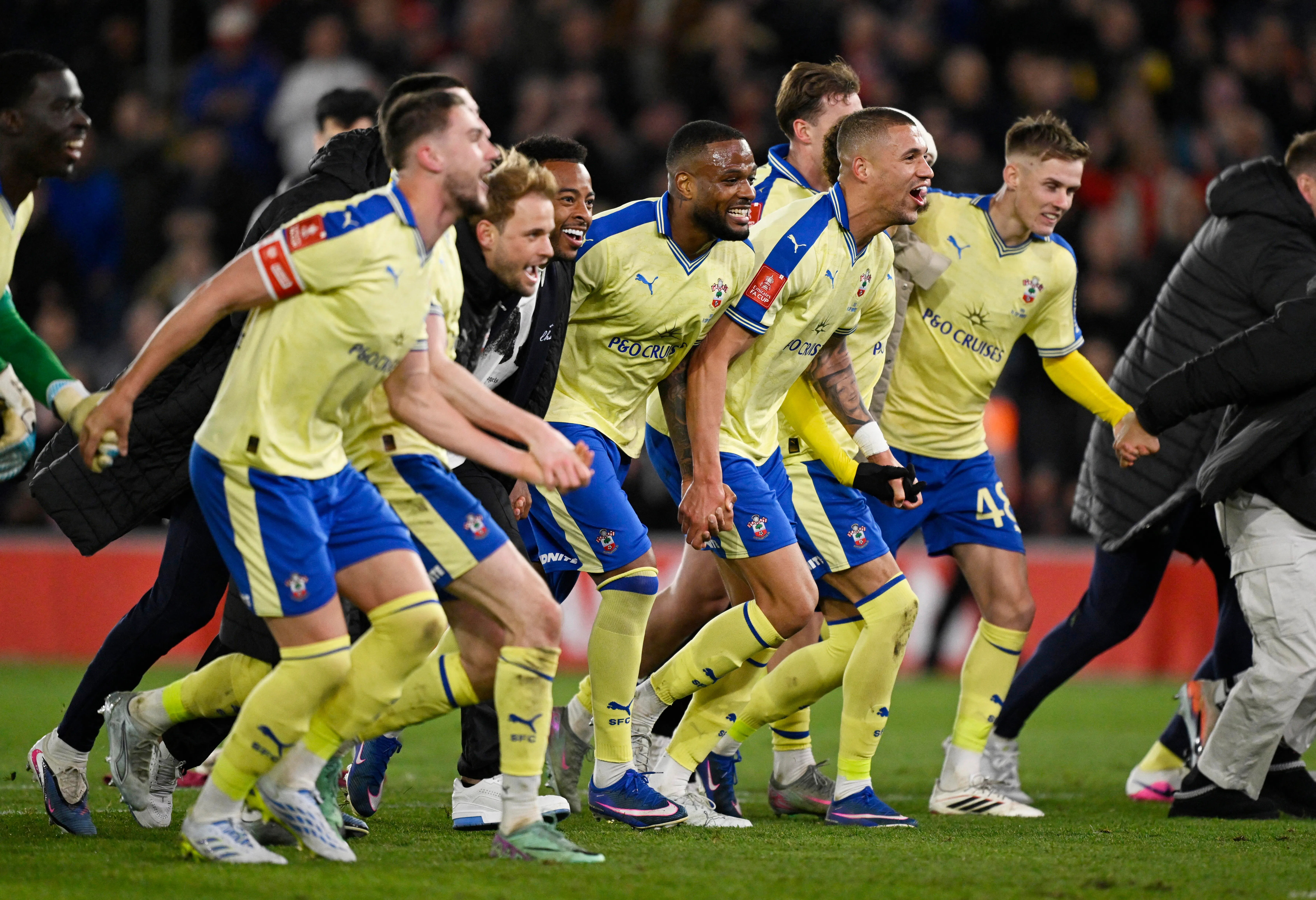 南安普敦曾在50年前的足总杯决赛打败曼联夺冠，他们如今身穿这款黄色和蓝色的纪念版球衣，继续在足总杯赛场挺进。（路透社）