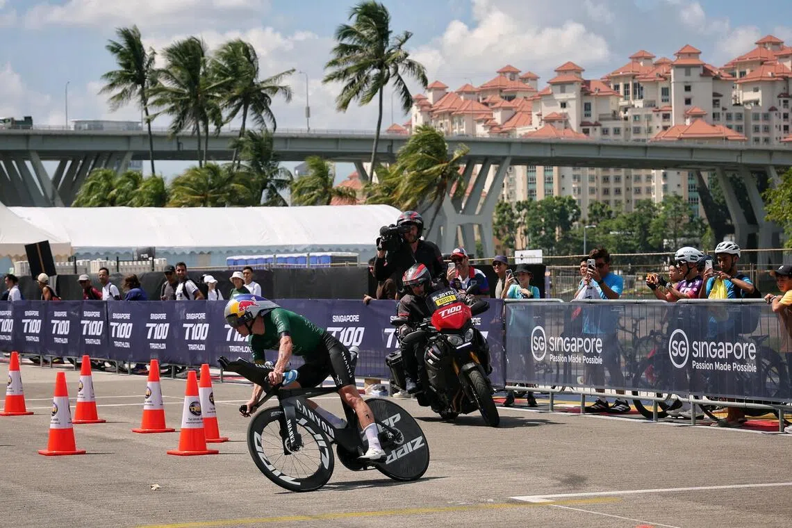 怀尔德（绿衣）虽然在游泳赛排名第六，但到了骑行赛就发挥出巨大优势。（路透社）