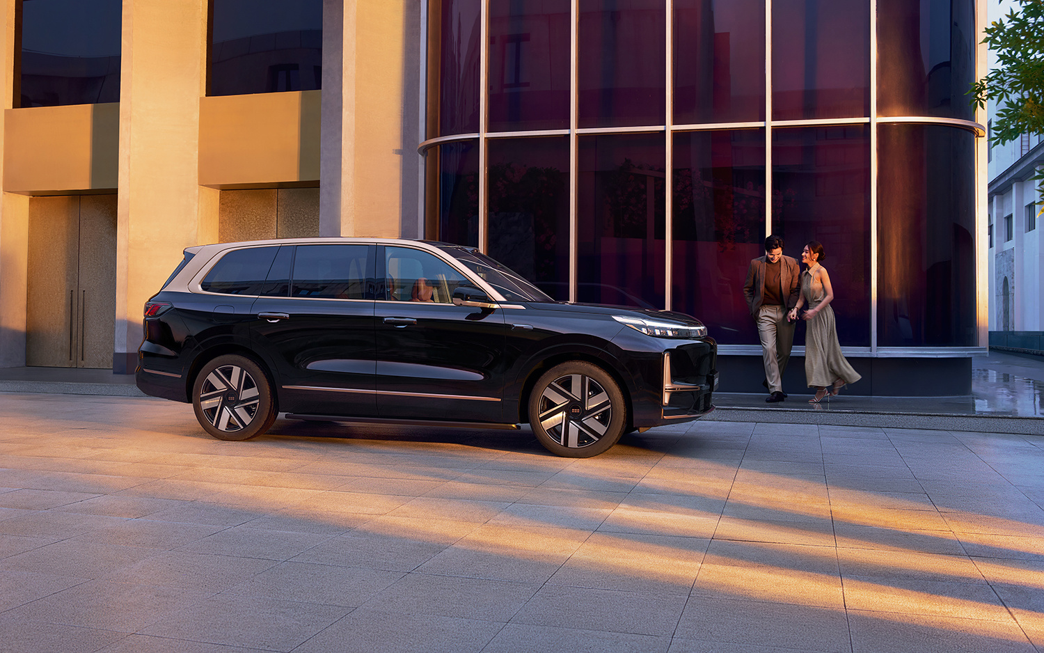 配千里浩瀚H7智驾方案 吉利银河M9黑金智曜版限时先享价25.98万元