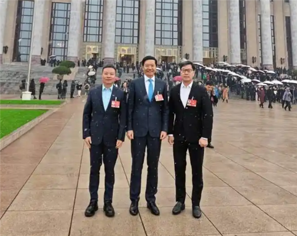 雷军买巨幅广告牌向小鹏汽车致歉致敬 坦言曾伤害何小鹏感情