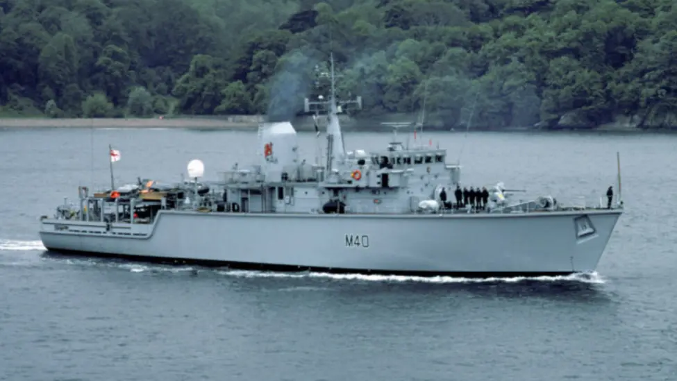 图为英国“狩猎”级沿海扫雷猎雷舰，全舰采用耐腐蚀玻璃钢单层结构，主推进系统为双柴油机，航速16节，配备193M声纳、PAP灭雷具及多种扫雷装备 。