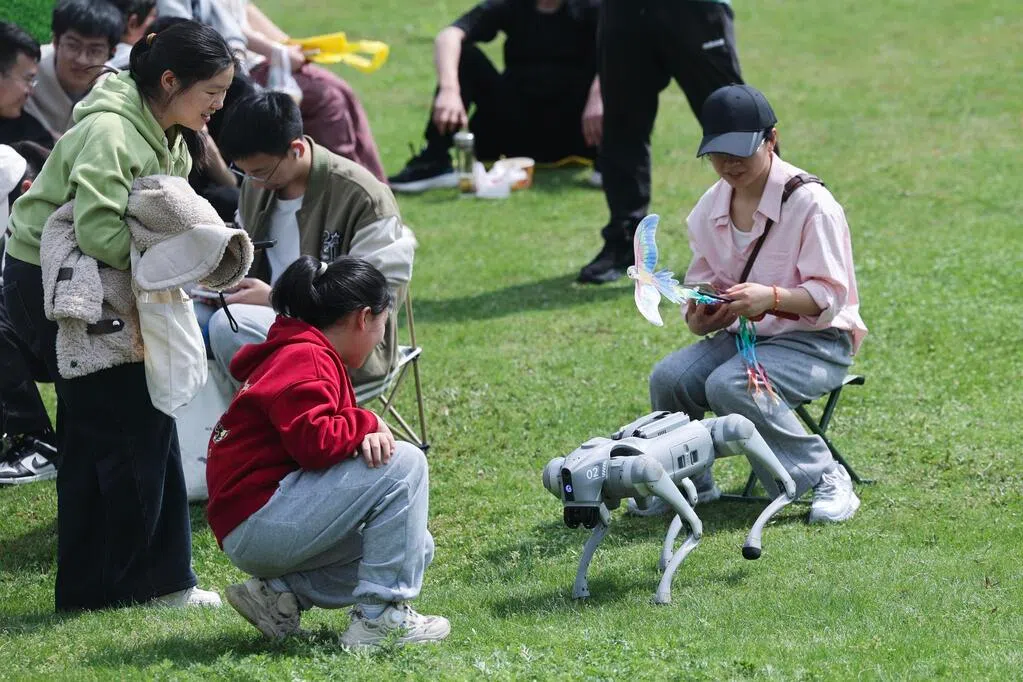 中共中央举行重要服务业座谈会 习近平总书记强调整体市场需求引导作用