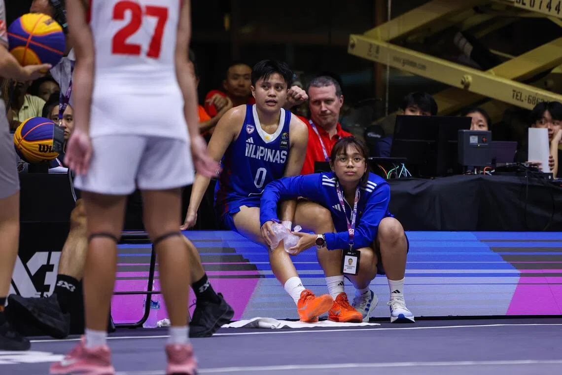 菲律宾球员米卡·卡乔（蓝衣0号）受伤后，菲律宾队陷入无人轮换的局面，但还是笑到最后。（白艳琳摄）