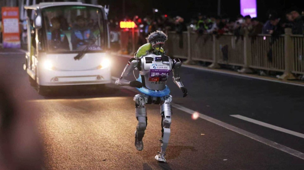 夜幕下的机器人竞速赛：七十多台机器人大秀速度，救护机器人首度与真人救护车同场竞技