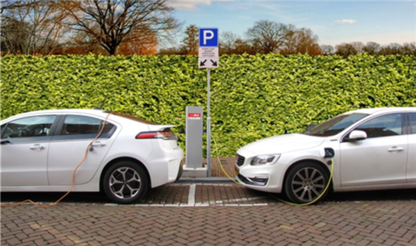 电车车主慌了！充电桩涨价：五毛一度的拼好电正在消失