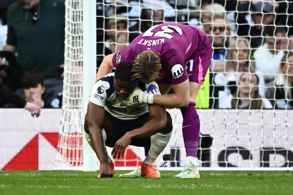 热刺后卫丹索因失误遭受种族侮辱，球队已报案支持受害者