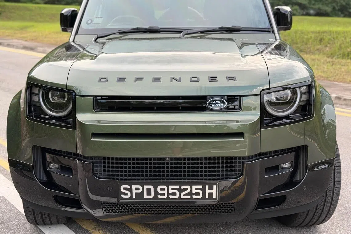Defender整体轮廓方正挺拔，前后保险杠重新塑形，表面更平整，线条更清晰。（吴庆康摄）