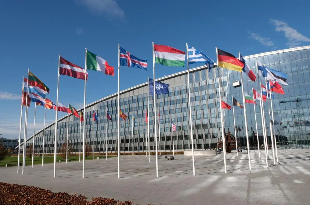 这是2025年11月5日在比利时首都布鲁塞尔拍摄的北约总部大楼外的北约及成员国旗帜。