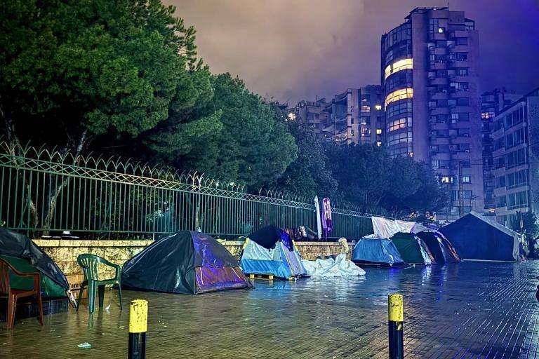 在贝鲁特，流离失所者住在街边帐篷里。图源：无国界医生