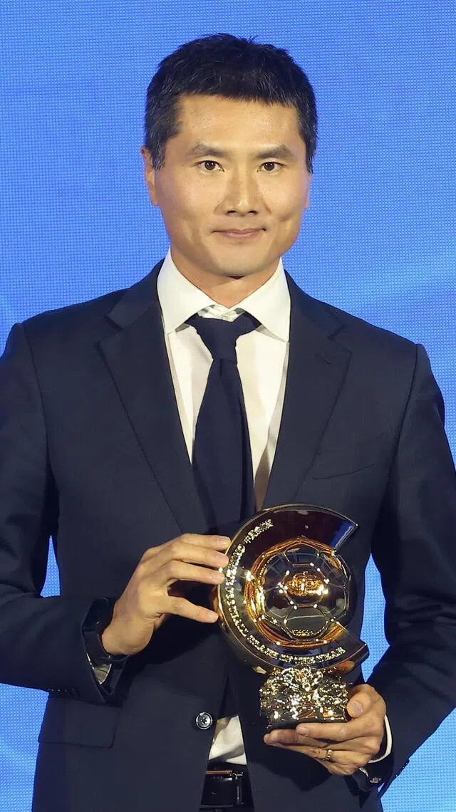 中国队主帅邵佳一球员时代司职中场，曾效力于德甲慕尼黑1860等队，有着“亚洲金左脚”之称，并在2017年入选德甲传奇球星名人堂。他在2002年韩日世界杯代表中国出战，成为中国足球史上首批参加世界杯决赛圈的球员之一。（中新社）