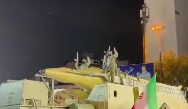 当地时间4月21日晚，“卡德尔”导弹出现在伊朗首都德黑兰的卡德尔广场上。