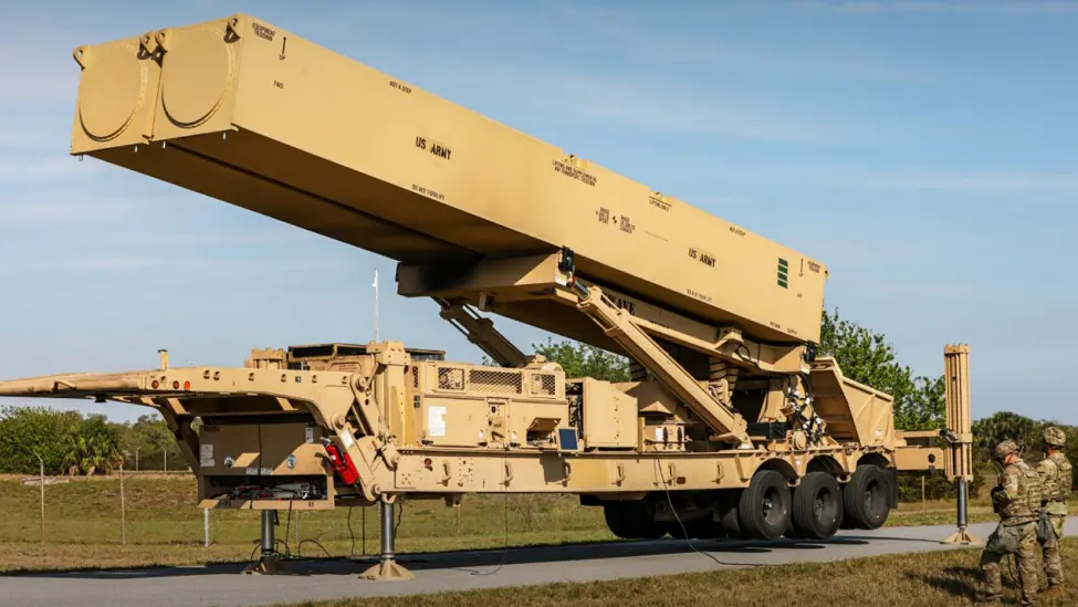 美军“暗鹰”又称远程高超音速武器，据报射程超过1725英里，但具体性能仍属机密。