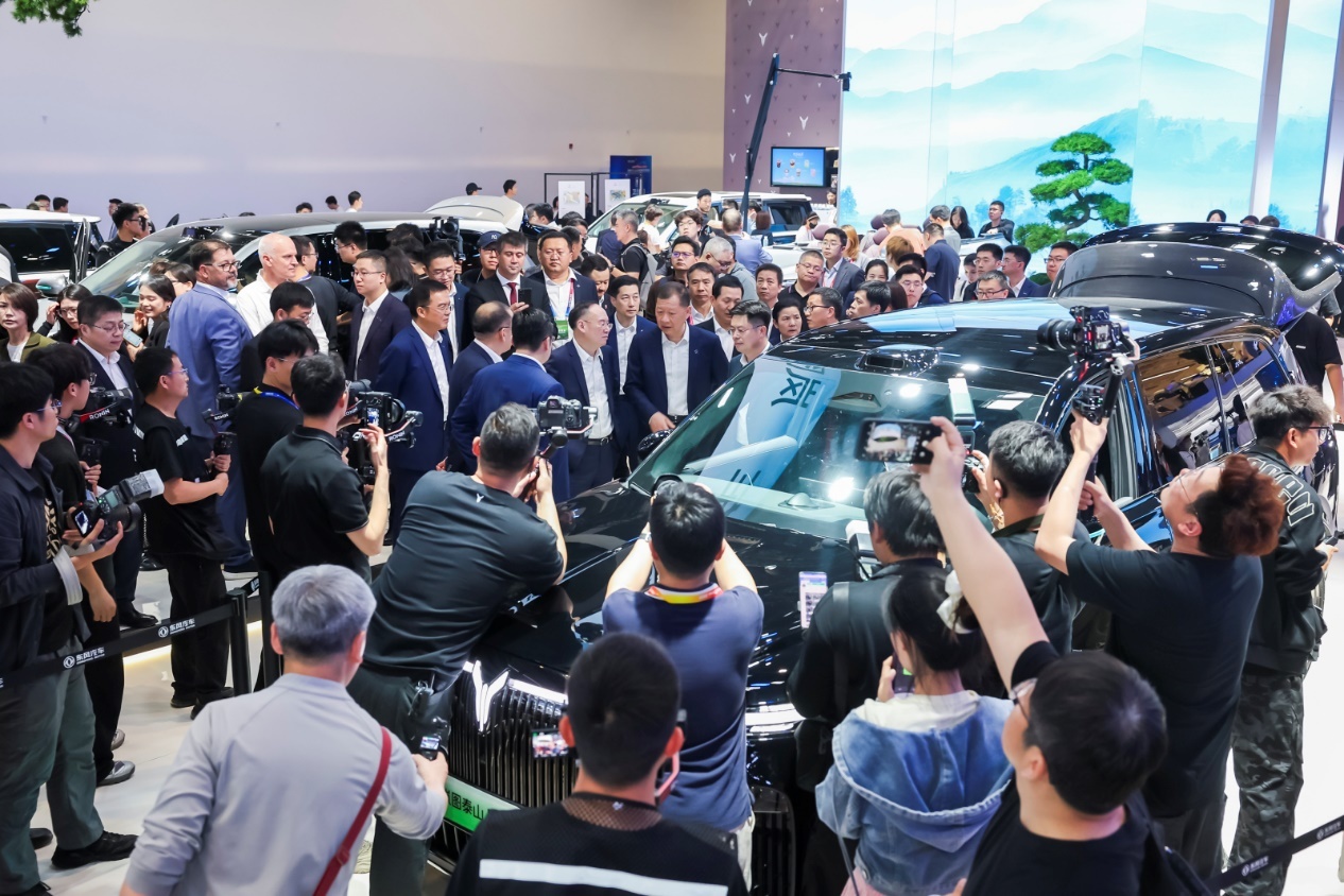 靳玉志亲临华为发布会，展示岚图泰山Ultra新品引发关注