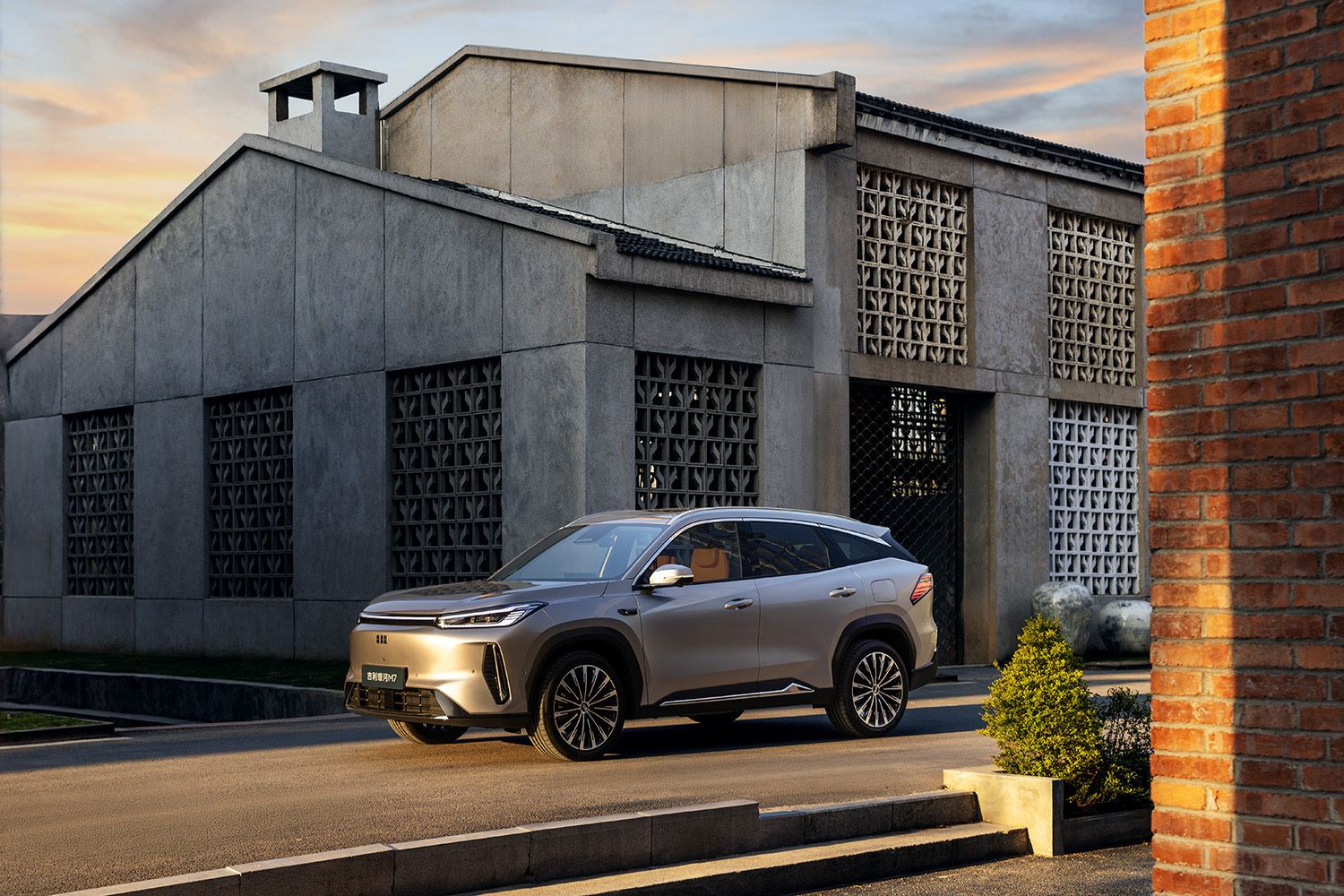 搭载神盾金砖电池/综合续航1730km 吉利银河M7预售价13.98万元起