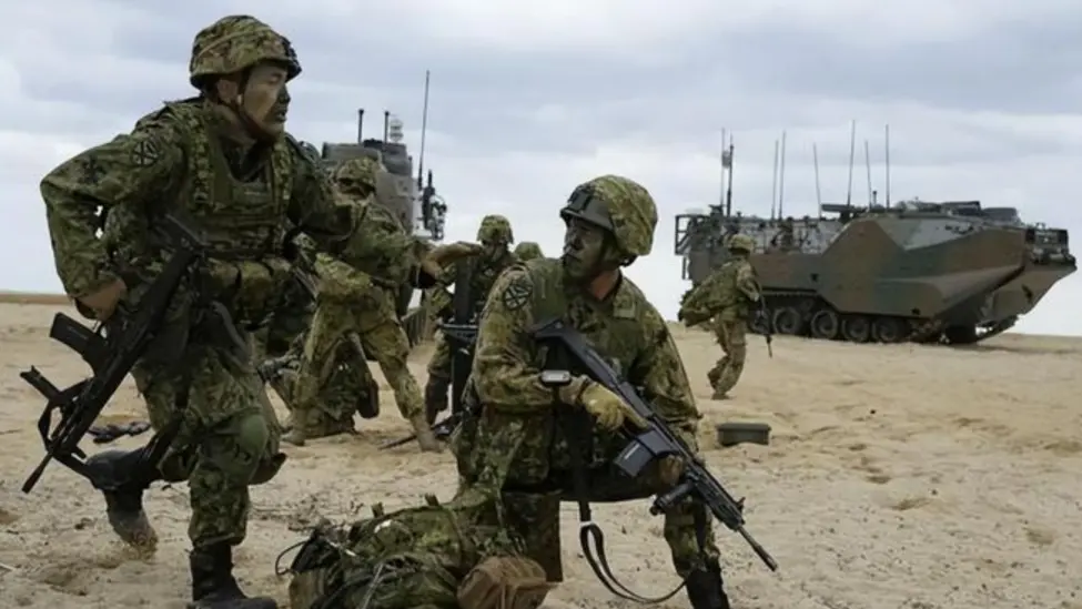 谈话指出,日本妄想用“周边威胁论”重建“第二个帝国时代”,在不归路上发足狂奔。