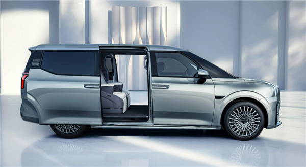 焕新极氪009实车亮相：首搭千里浩瀚G-ASD智驾！二季度上市