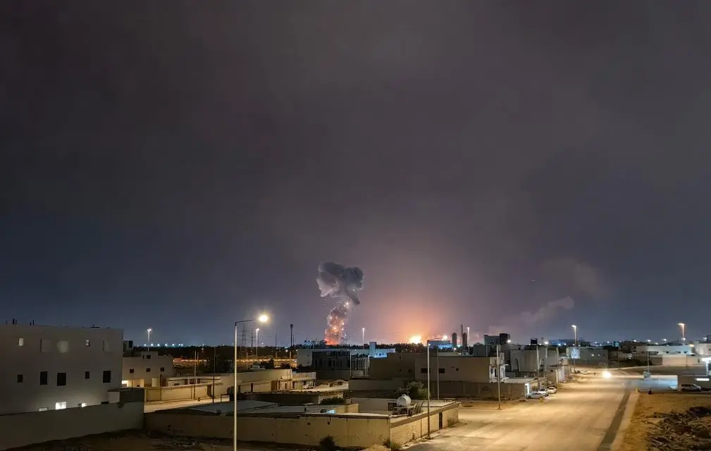 3月18日晚，沙特首都利雅得南部地区遇袭现场升起浓烟。