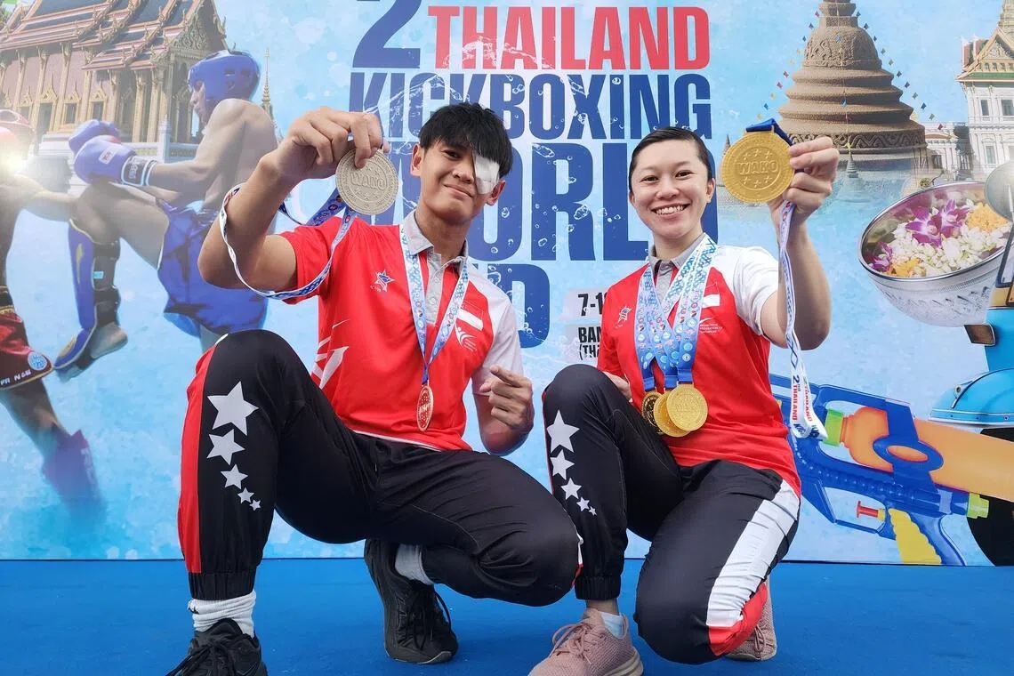 新加坡两位踢拳道选手叶彦彤（右）和许铭峻在第二届泰国世界杯以奖牌凯旋，许铭峻在比赛过程中眼睛受伤。（新加坡踢拳道总会提供）