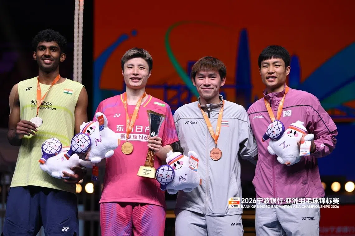 黑马谢提（左一）获得亚军，左二起为石宇奇、昆拉武特和周天成。（亚洲羽毛球锦标赛提供）