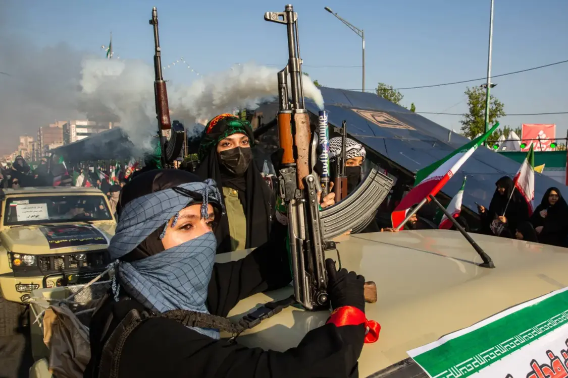 在德黑兰举行的"全国女孩日"活动中，伊朗女性民兵组织"巴斯吉"成员手持卡拉什尼科夫步枪参加政府组织的游行，以表达对伊朗最高领袖穆赫塔巴·哈梅内伊的支持。