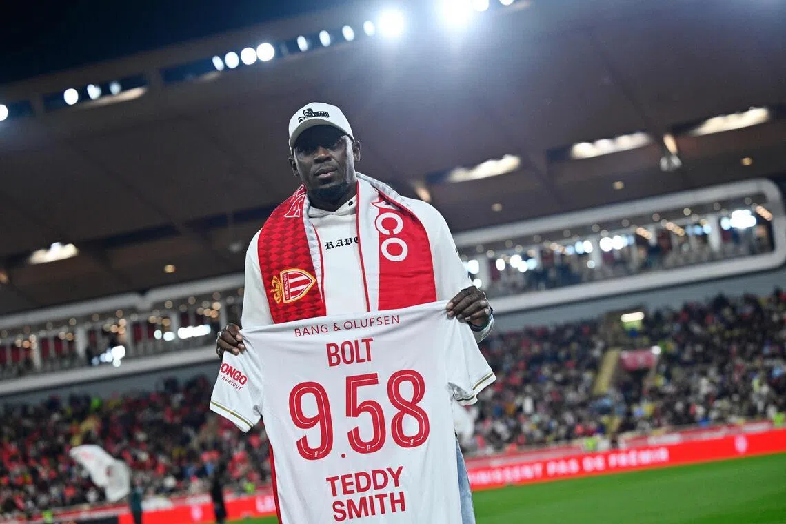 喜欢足球的博尔特本月初作为嘉宾，出现在摩纳哥对垒马赛的法甲联赛赛场。摩纳哥送给他一件印有博尔特保有的男子100米世界纪录时间9秒58背号的球衣。（法新社）