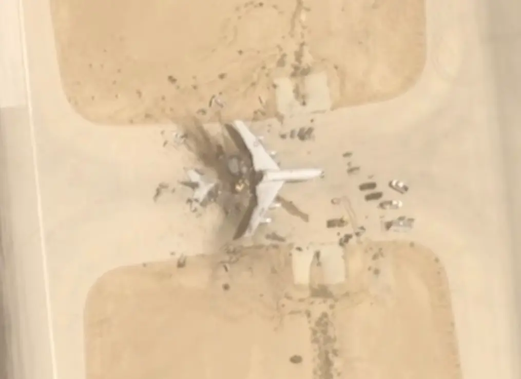 3月29日拍摄的卫星图像显示，美军一架E-3“哨兵”预警机在沙特苏丹王子空军基地被摧毁。图源：美媒