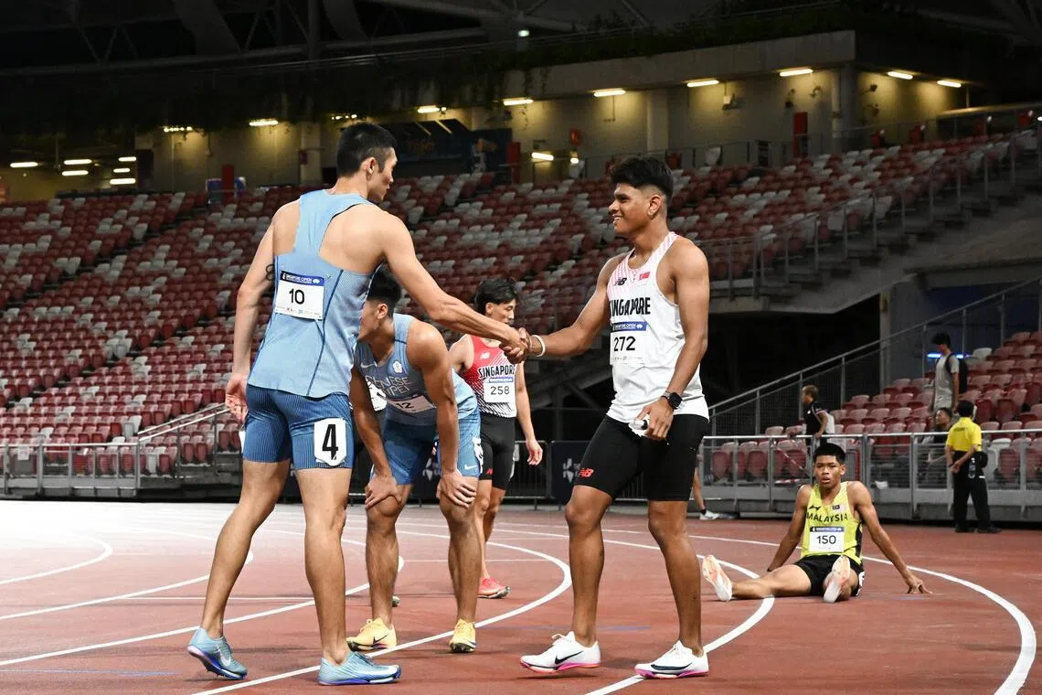 中华台北好手陈玟溥（蓝衣背对镜头者）在预赛以10秒41排名全场第一，到了决赛击败我国“飞人”路易斯（白衣）夺冠。（海峡时报）