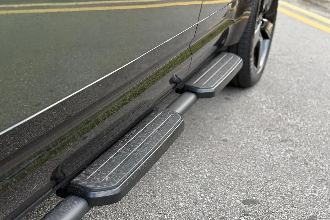 Defender离地约290毫米，车侧虽设有踏板，但上下车动作幅度仍然不小。（吴庆康摄）