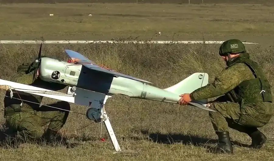 新型作战小队将机动式雷达站与“闪电”防空无人机整合在一起