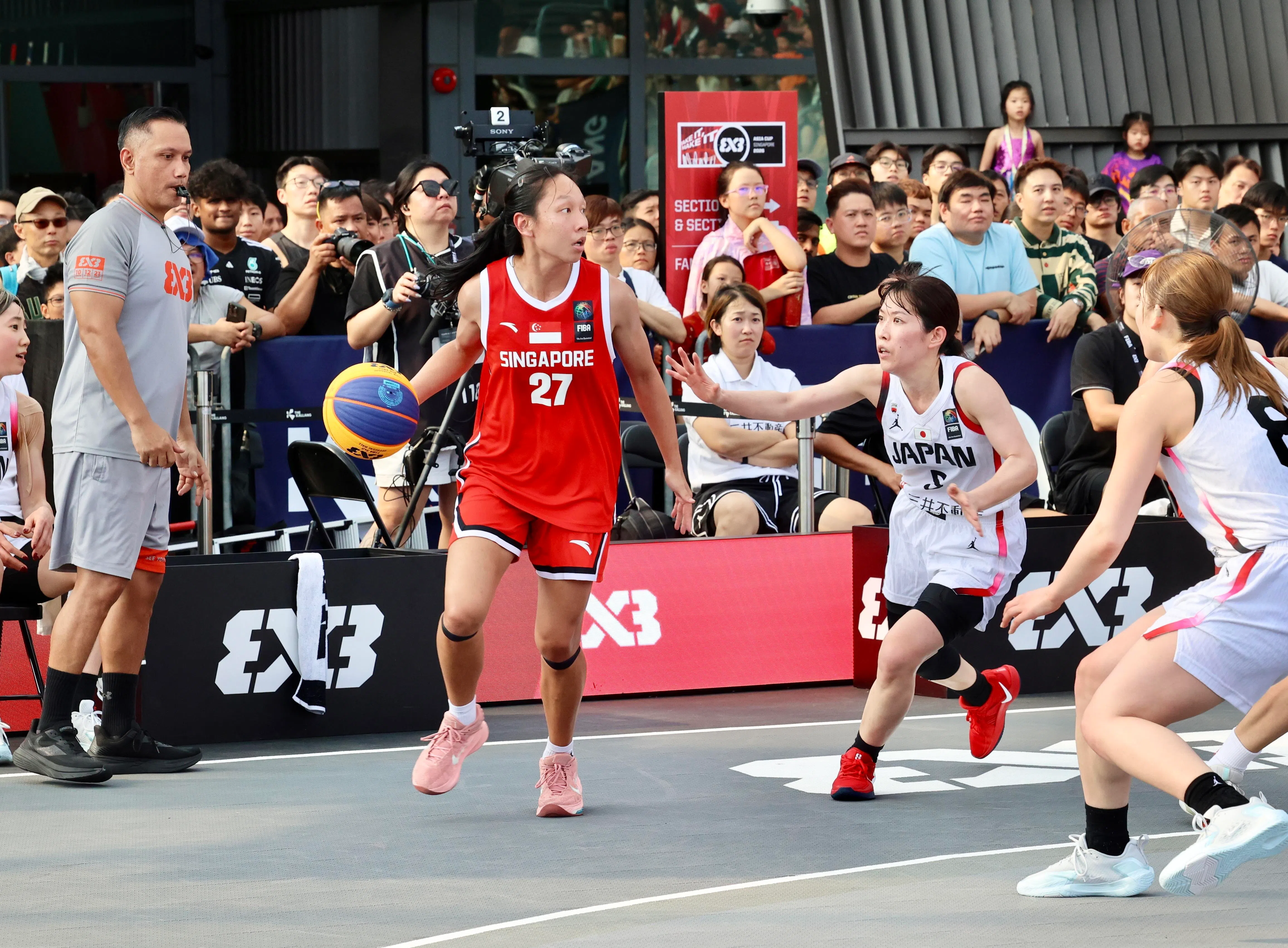 新加坡女队选手林伽英（27号）在对阵日本的比赛中，拿到全队最高的五分。（邝启聪摄）