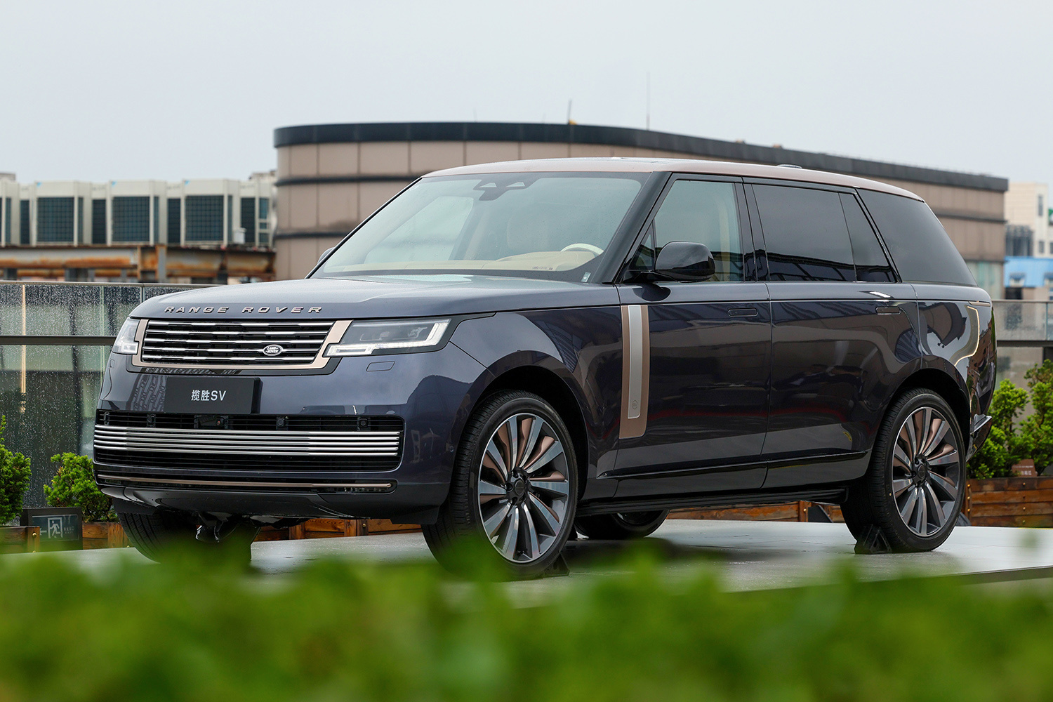 品牌标识焕新/产品体系重塑 2026款揽胜上市售价141.2万元起