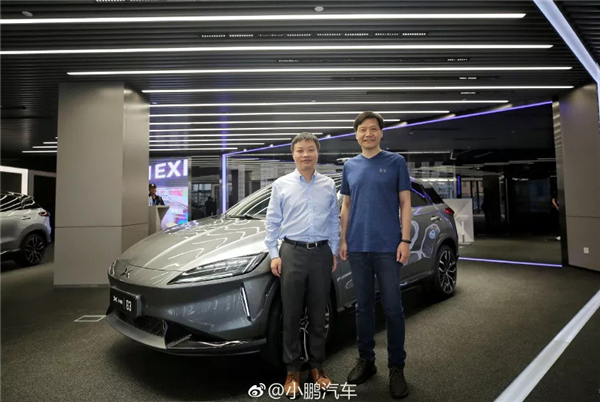 雷军买巨幅广告牌向小鹏汽车致歉致敬 坦言曾伤害何小鹏感情