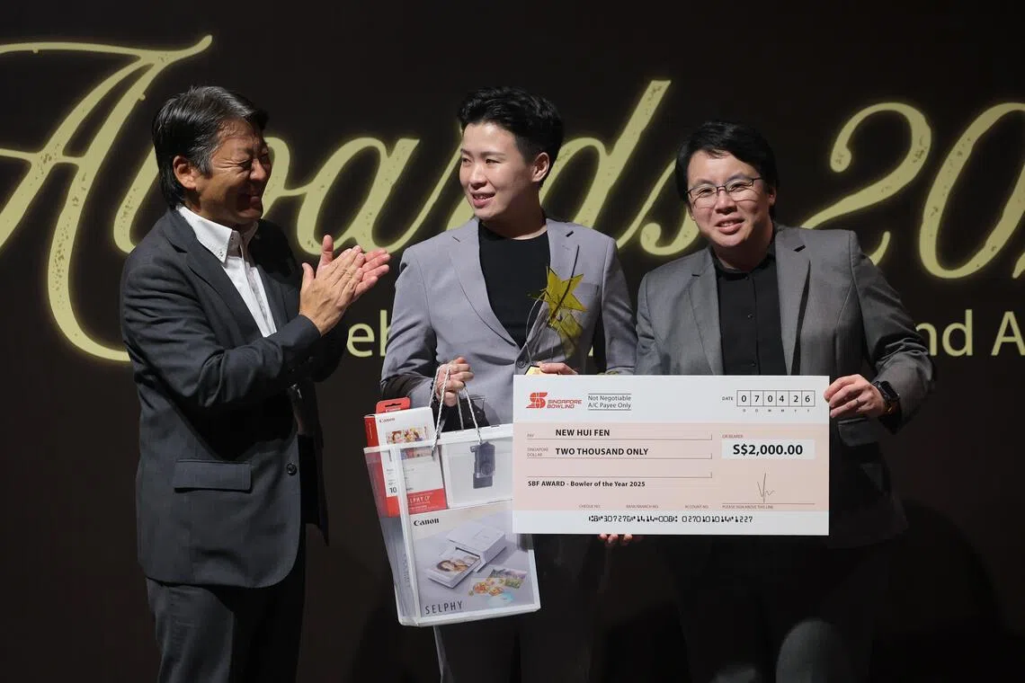 去年6月，梁蕙芬（中）先后赢下PWBA BowlTV经典赛和摇滚公开赛，随后又摘下重量级的2025年美国女子公开赛冠军，发挥强势。图为新加坡保龄球总会会长张慧莹（右）等人为她颁奖。（张俊杰摄）