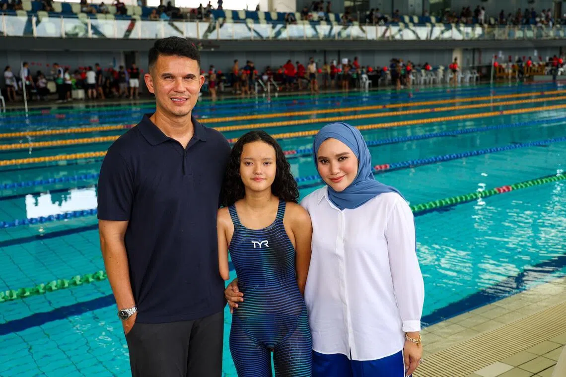 雄狮前后卫拜哈基（左）和太太一同现身淡滨尼天地，支持参加新加坡全国残障体育锦标赛游泳项目的15岁女儿莫扎。（林明顺摄）