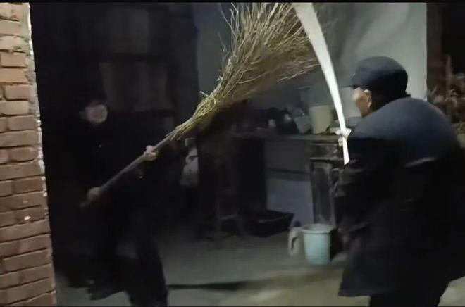 面对阿尔茨海默病父亲长达11年的误解与暴力,“知命之年被打成幸福”——儿子如是说